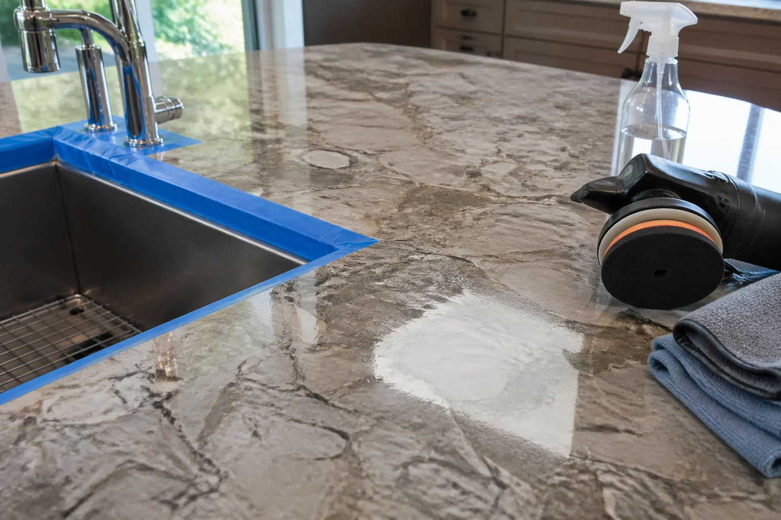 Countertop polishing setup with protected sink and polishing tool